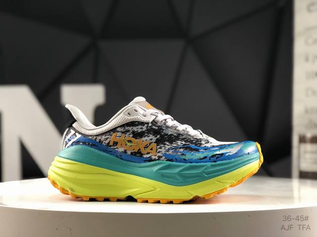Hoka M Stinson 7 全新配色 一脚蹬系列，这个品牌来自于新西兰的毛利语，Hoka表示大地，One One表示飞越，连起来就是飞越地平线Hoka在超