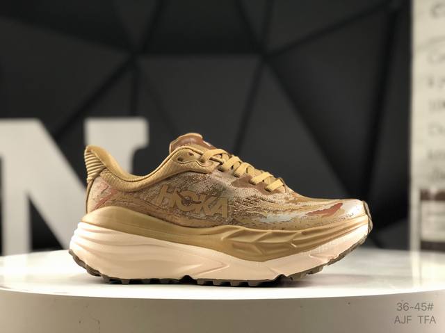 Hoka M Stinson 7 全新配色 一脚蹬系列，这个品牌来自于新西兰的毛利语，Hoka表示大地，One One表示飞越，连起来就是飞越地平线Hoka在超