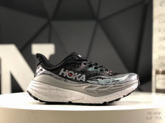 Hoka M Stinson 7 全新配色 一脚蹬系列，这个品牌来自于新西兰的毛利语，Hoka表示大地，One One表示飞越，连起来就是飞越地平线Hoka在超