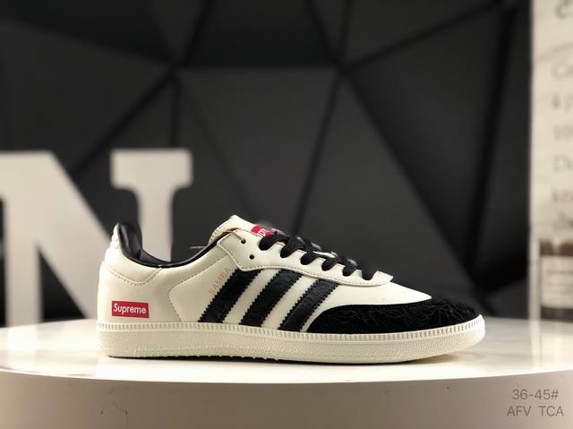 阿迪达斯 Adidas Samba Og 经典鞋款 Adidas 近70年的经典Samba Og 修长的鞋楦,略微尖尖的鞋头,翻毛皮的鞋头拼接,这些我们都看得到