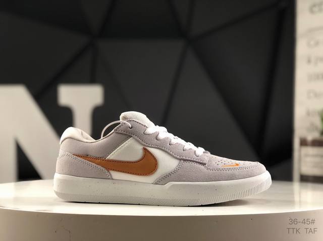 公司级 耐克 Nike Sb Force 58 耐克 低帮休闲板鞋 是一款将前沿创新带入街头的单品 它具有硫化杯底 具有出色的耐用性和灵活性 使用帆布和绒面革