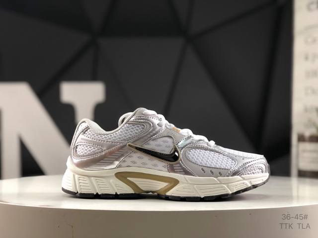 耐克 Nike V5 Rnr 舒适百搭防滑耐磨 低帮跑步鞋 舒适有型适合日常穿着 该鞋款延续千禧年经典设计搭载泡绵中底厚实而轻盈 匠心细节巧搭立体耐克勾标志焕新