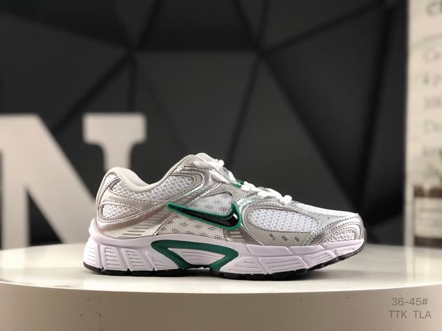 耐克 Nike V5 Rnr 舒适百搭防滑耐磨 低帮跑步鞋 舒适有型适合日常穿着 该鞋款延续千禧年经典设计搭载泡绵中底厚实而轻盈 匠心细节巧搭立体耐克勾标志焕新