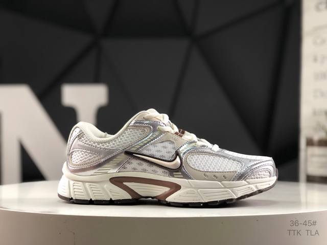 耐克 Nike V5 Rnr 舒适百搭防滑耐磨 低帮跑步鞋 舒适有型适合日常穿着 该鞋款延续千禧年经典设计搭载泡绵中底厚实而轻盈 匠心细节巧搭立体耐克勾标志焕新