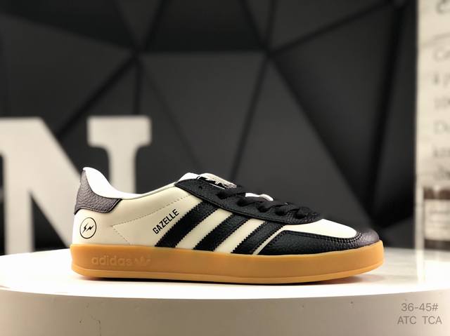 阿迪达斯 Adidas Samba Og 经典鞋款 Adidas 近70年的经典Samba Og 修长的鞋楦,略微尖尖的鞋头,翻毛皮的鞋头拼接,这些我们都看得到