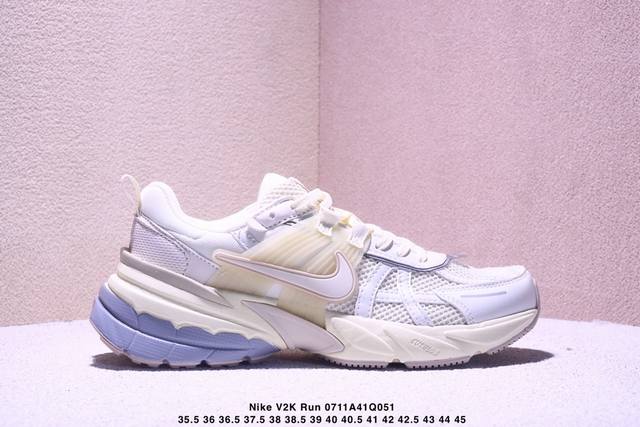 Nike V2K Run 复古单品 复古老爹鞋跑步鞋 鞋款被命名为 Runtekk 设计上借鉴了 2000 年的跑鞋风格 配色上以金属银为主调 简练又有复古运动