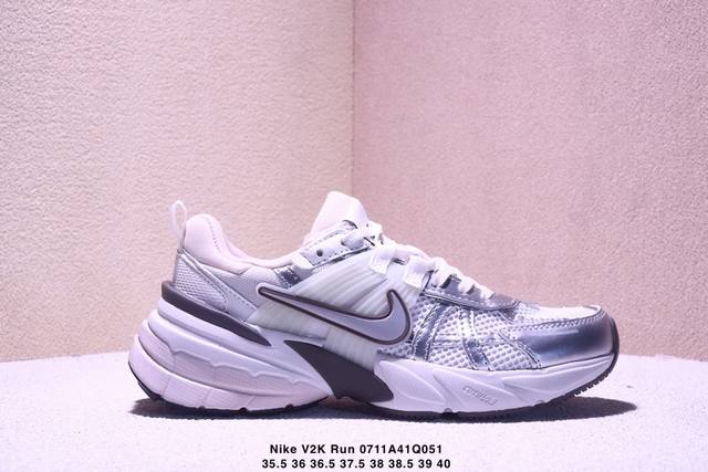 Nike V2K Run 复古单品 复古老爹鞋跑步鞋 鞋款被命名为 Runtekk 设计上借鉴了 2000 年的跑鞋风格 配色上以金属银为主调 简练又有复古运动