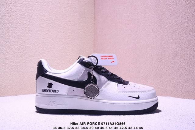 耐克Nike Air Force 7 空军一号低帮百搭休闲运动板鞋。柔软、弹性十足的缓震性能和出色的中底设计，横跨复古与现代的外型结合，造就出风靡全球三十多年的