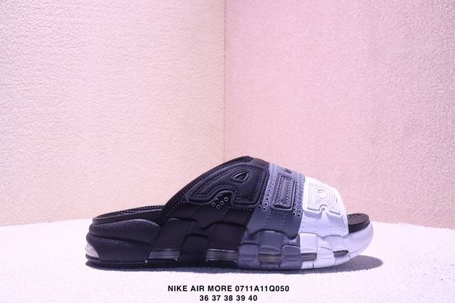 Nike Air More Uptempo Slide皮蓬拖鞋 Fb7815- 以流行于街头的涂鸦文化为设计灵感，整体的设计风格夸张而充满魅力，厚实而充满质感的
