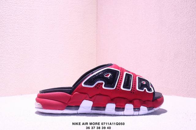 Nike Air More Uptempo Slide皮蓬拖鞋 Fb7815- 以流行于街头的涂鸦文化为设计灵感，整体的设计风格夸张而充满魅力，厚实而充满质感的