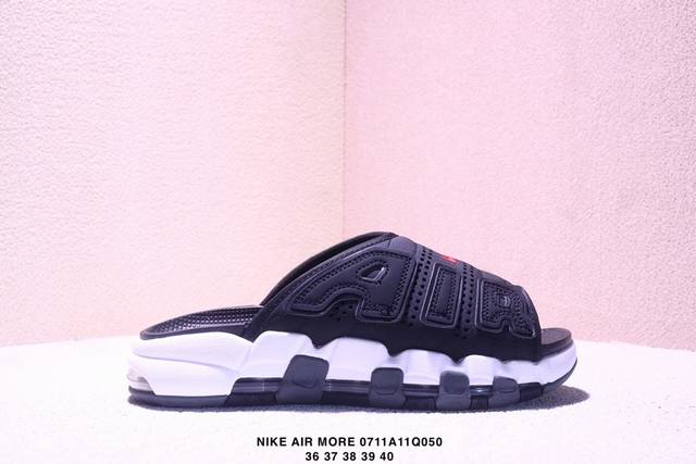 Nike Air More Uptempo Slide皮蓬拖鞋 Fb7815- 以流行于街头的涂鸦文化为设计灵感，整体的设计风格夸张而充满魅力，厚实而充满质感的