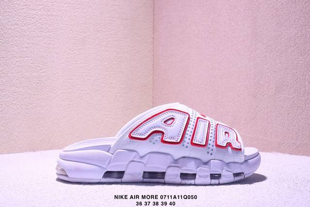 Nike Air More Uptempo Slide皮蓬拖鞋 Fb7815- 以流行于街头的涂鸦文化为设计灵感，整体的设计风格夸张而充满魅力，厚实而充满质感的