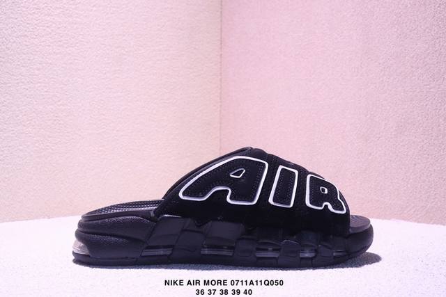 Nike Air More Uptempo Slide皮蓬拖鞋 Fb7815- 以流行于街头的涂鸦文化为设计灵感，整体的设计风格夸张而充满魅力，厚实而充满质感的