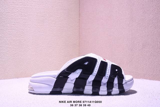 Nike Air More Uptempo Slide皮蓬拖鞋 Fb7815- 以流行于街头的涂鸦文化为设计灵感，整体的设计风格夸张而充满魅力，厚实而充满质感的