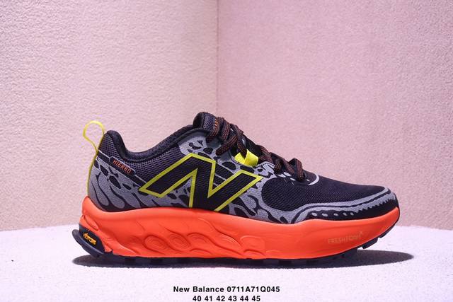 New Balance 全新配色 防滑耐磨低帮跑步鞋 拼接鞋面赋予双足出色的舒适感与酷爽体验。外观设计穿着简易，轻松灵活，能使双足无比轻盈，耐磨材质耐磨性强，稳