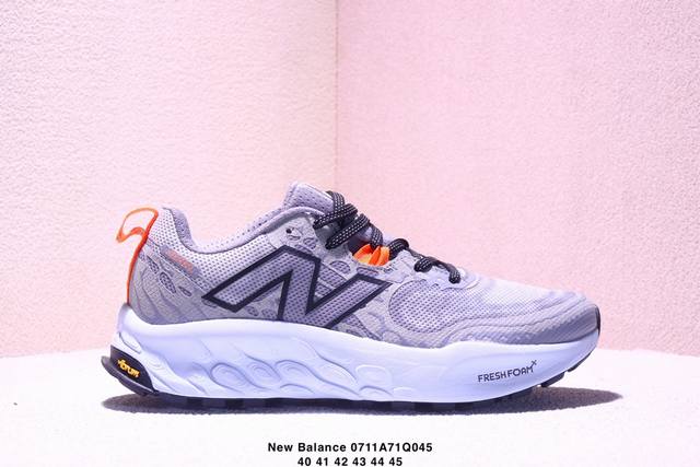 New Balance 全新配色 防滑耐磨低帮跑步鞋 拼接鞋面赋予双足出色的舒适感与酷爽体验。外观设计穿着简易，轻松灵活，能使双足无比轻盈，耐磨材质耐磨性强，稳