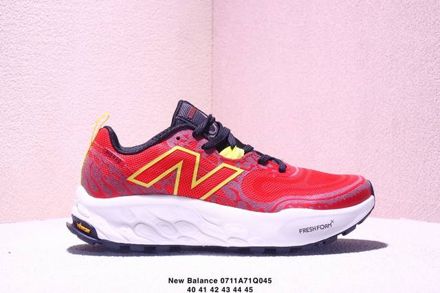 New Balance 全新配色 防滑耐磨低帮跑步鞋 拼接鞋面赋予双足出色的舒适感与酷爽体验。外观设计穿着简易，轻松灵活，能使双足无比轻盈，耐磨材质耐磨性强，稳