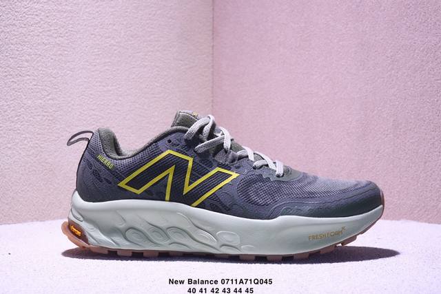 New Balance 全新配色 防滑耐磨低帮跑步鞋 拼接鞋面赋予双足出色的舒适感与酷爽体验。外观设计穿着简易，轻松灵活，能使双足无比轻盈，耐磨材质耐磨性强，稳