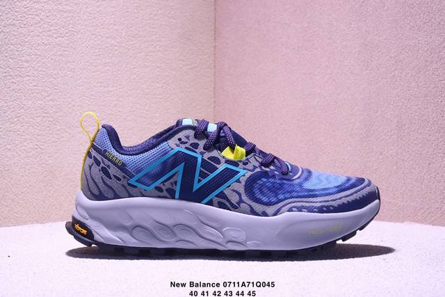 New Balance 全新配色 防滑耐磨低帮跑步鞋 拼接鞋面赋予双足出色的舒适感与酷爽体验。外观设计穿着简易，轻松灵活，能使双足无比轻盈，耐磨材质耐磨性强，稳