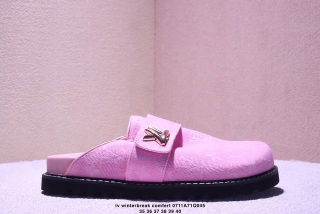 Lv新款包头半拖拖 Winterbreak Comfert 平底拖鞋Lv 字母和Monogram 花卉点缀图案的皮面，搭配羊皮内里，室内外穿着皆宜。水台高密度发