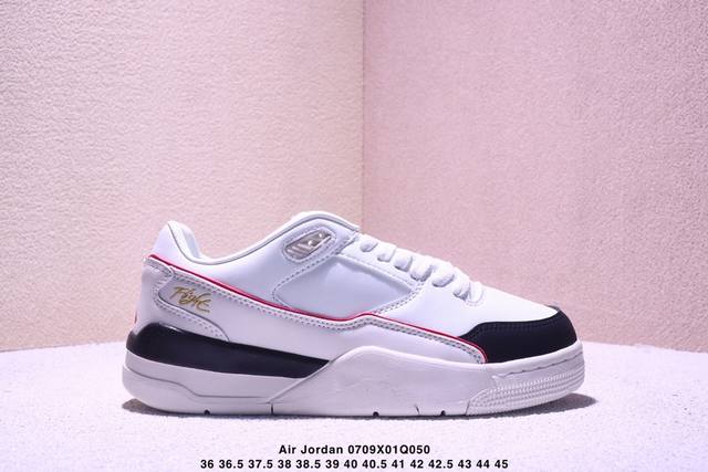 Air Jordan Aj2 Low Sp 经典解构防盗扣等元素 这双鞋还开创性的使用了透明材质来打造成中底粉化的效果相信即便是 Og 鞋头也会被这样的设计打动