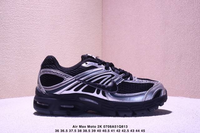 Nike Air Max Moto 2K 百搭老爹鞋低帮跑步鞋 男女款 银粉，配色上以金属银为主调 简练又有复古运动气质 材质上使用大面积网眼、皮革、Tpu 组