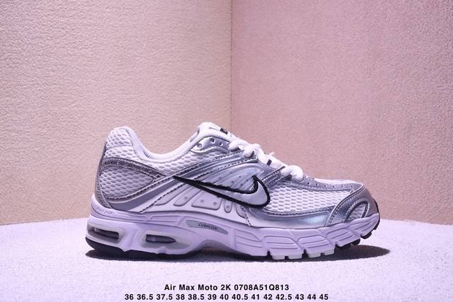 Nike Air Max Moto 2K 百搭老爹鞋低帮跑步鞋 男女款 银粉，配色上以金属银为主调 简练又有复古运动气质 材质上使用大面积网眼、皮革、Tpu 组