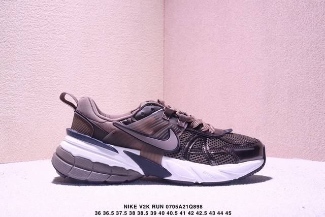 真标耐克Nike V2K Run跑步鞋复古风潮 网面透气运动鞋 灰银紧致的鞋面材质提供良好的包裹性鞋侧 Swoosh以及鞋头部分搭配增添不少亮点的镀铬细节鞋垫上