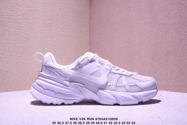 公司级Nike V2K Run跑步鞋复古风潮 网面透气运动鞋 灰银紧致的鞋面材质提供良好的包裹性鞋侧 Swoosh以及鞋头部分搭配增添不少亮点的镀铬细节鞋垫上印