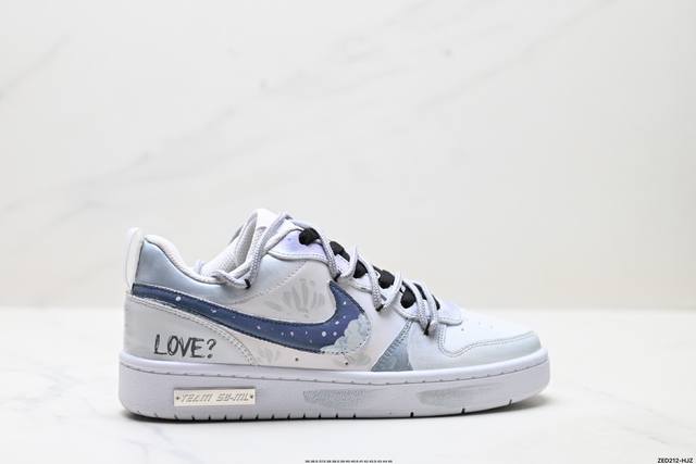 公司级Nike Court Vision Lo ‘Diy’定制 低帮百搭 透气休闲运动板鞋 兼顾舒适脚感和出众风范 演绎匠心之作 结构性的支撑贴合感结合复古篮球