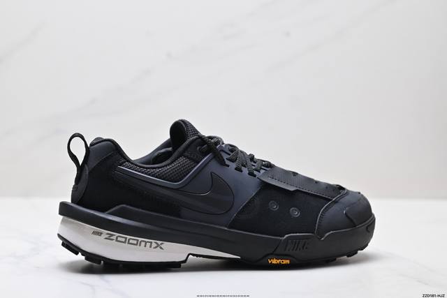 公司级Sacai X Nike Zegamadome 联名鞋款 整双鞋采用了 Zoom X 缓震科技和 Vibram 外底，在保证舒适度的同时又兼顾了耐用性，并