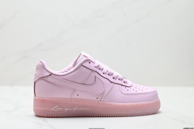真标耐克Nike Air Force 1’07空军一号低帮百搭休闲运动板鞋。柔软、弹性十足的缓震性能和出色的中底设计，横跨复古与现代的外型结合，造就出风靡全球三
