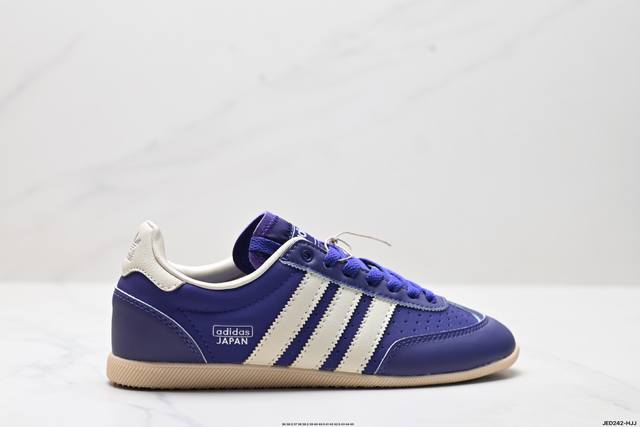 公司级 T头鞋 Japan W复古薄底经典运动鞋女Adidas阿迪达斯三叶草 它以柔软的皮革鞋面搭配耐磨橡胶外底，展现出复古与现代的融合。鞋面采用细腻纹理设计，