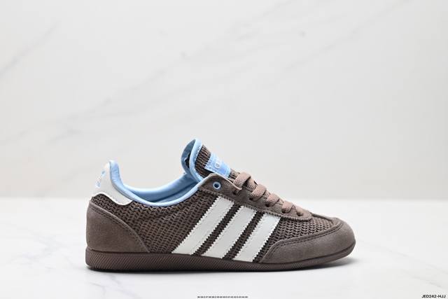 公司级 T头鞋 Japan W复古薄底经典运动鞋女Adidas阿迪达斯三叶草 它以柔软的皮革鞋面搭配耐磨橡胶外底，展现出复古与现代的融合。鞋面采用细腻纹理设计，
