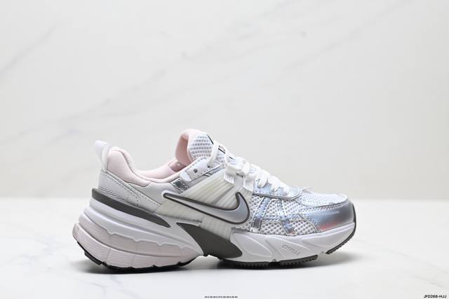 公司级耐克Nike V2K Run跑步鞋复古风潮 网面透气运动鞋 灰银紧致的鞋面材质提供良好的包裹性鞋侧 Swoosh以及鞋头部分搭配增添不少亮点的镀铬细节鞋垫