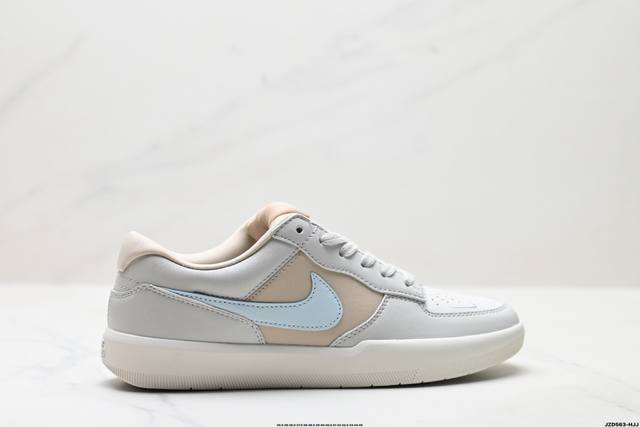 公司级Nike Sb Force 58 耐克 低帮休闲板鞋 是一款将前沿创新带入街头的单品 它具有硫化杯底 具有出色的耐用性和灵活性 使用帆布和绒面革 在饰面上