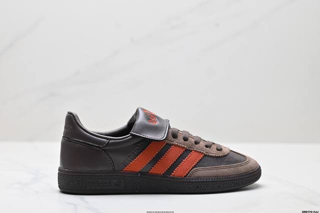 真标Adidas Handball Spezial 阿迪达斯经典款 复古休闲板鞋 全鞋采用反毛皮制作 牛筋耐磨大底 承载青春情怀的板鞋 经典三条杠装饰鞋侧 品牌