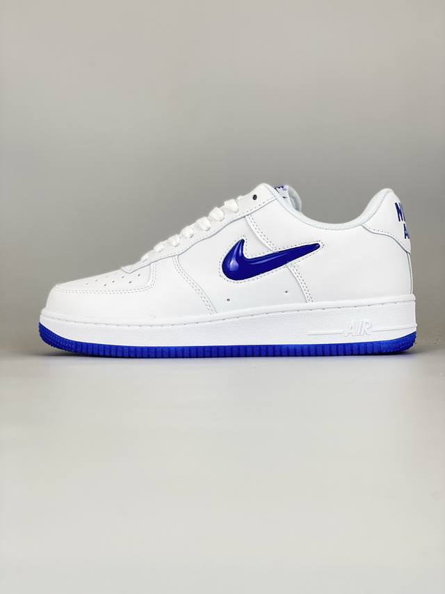 Nike Air Force 1 Low 空军一号低帮百搭休闲运动板鞋。柔软、弹性十足的缓震性能和出色的中底设计，横跨复古与现代的外型结合，造就出风靡全球三十多