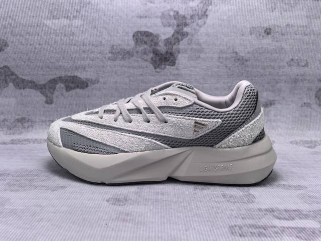 Adidas Lightblaze 舒适百搭耐磨轻便 低帮跑步鞋 外观设计：鞋面采用网眼、麂皮与反光面料拼接，层次丰富，鞋侧有阿迪达斯经典的三道杠设计，简约又时