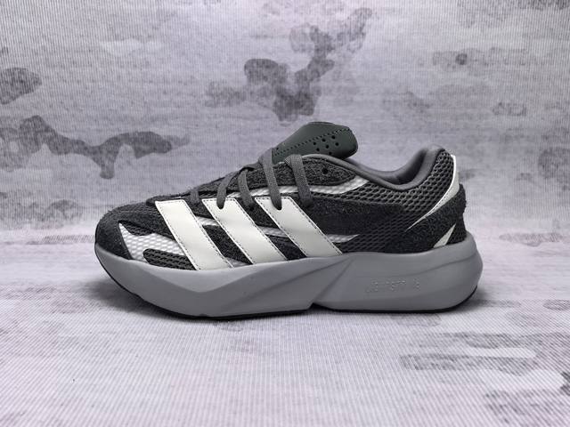 Adidas Lightblaze 舒适百搭耐磨轻便 低帮跑步鞋 外观设计：鞋面采用网眼、麂皮与反光面料拼接，层次丰富，鞋侧有阿迪达斯经典的三道杠设计，简约又时