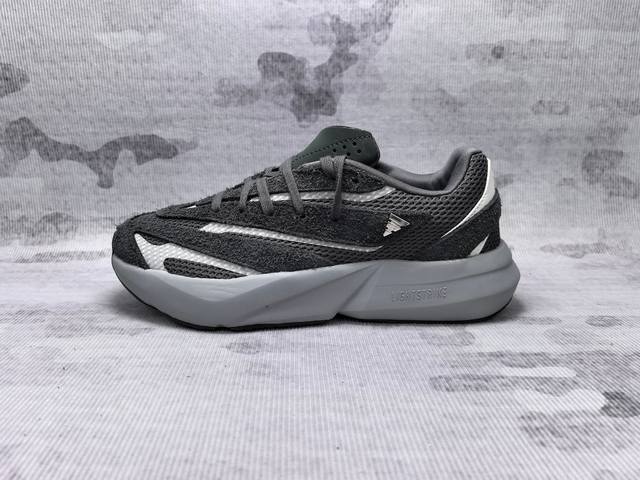 Adidas Lightblaze 舒适百搭耐磨轻便 低帮跑步鞋 外观设计：鞋面采用网眼、麂皮与反光面料拼接，层次丰富，鞋侧有阿迪达斯经典的三道杠设计，简约又时