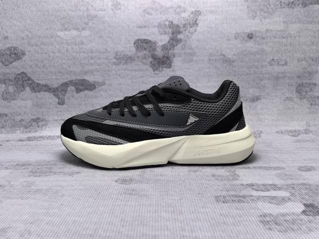 Adidas Lightblaze 舒适百搭耐磨轻便 低帮跑步鞋 外观设计：鞋面采用网眼、麂皮与反光面料拼接，层次丰富，鞋侧有阿迪达斯经典的三道杠设计，简约又时