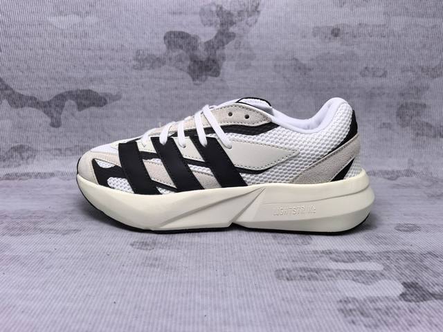 Adidas Lightblaze 舒适百搭耐磨轻便 低帮跑步鞋 外观设计：鞋面采用网眼、麂皮与反光面料拼接，层次丰富，鞋侧有阿迪达斯经典的三道杠设计，简约又时