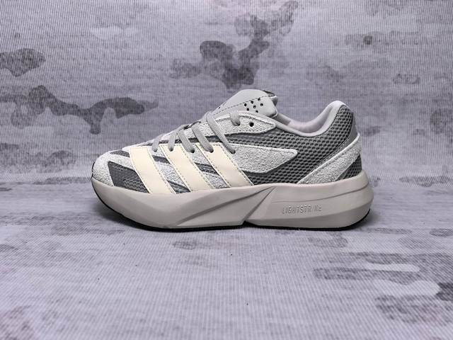 Adidas Lightblaze 舒适百搭耐磨轻便 低帮跑步鞋 外观设计：鞋面采用网眼、麂皮与反光面料拼接，层次丰富，鞋侧有阿迪达斯经典的三道杠设计，简约又时
