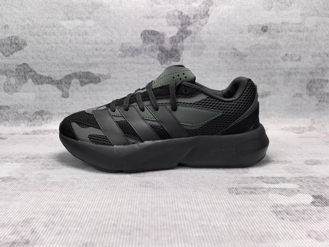 Adidas Lightblaze 舒适百搭耐磨轻便 低帮跑步鞋 外观设计：鞋面采用网眼、麂皮与反光面料拼接，层次丰富，鞋侧有阿迪达斯经典的三道杠设计，简约又时
