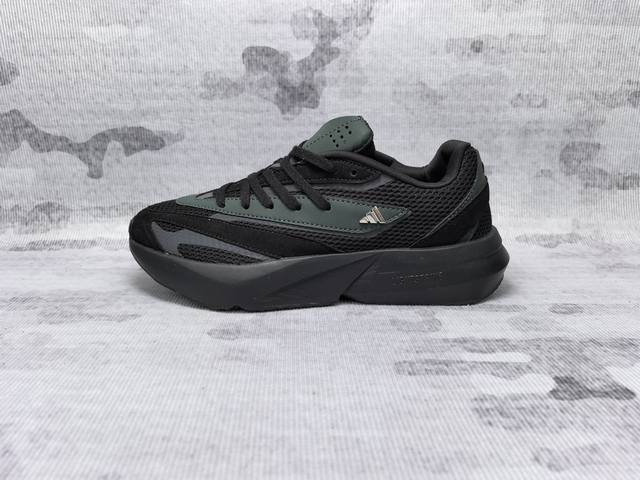 Adidas Lightblaze 舒适百搭耐磨轻便 低帮跑步鞋 女款 外观设计：鞋面采用网眼、麂皮与反光面料拼接，层次丰富，鞋侧有阿迪达斯经典的三道杠设计，简