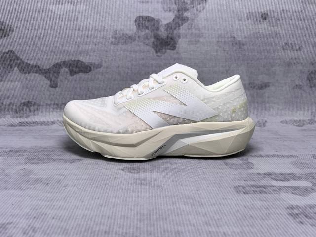 New Balance Rebel Fuelcell Rebel V4 舒适时尚织物减震耐磨低帮马拉松轻量化跑步鞋 Nb新百伦于 年夏天首次发布了 Rebel
