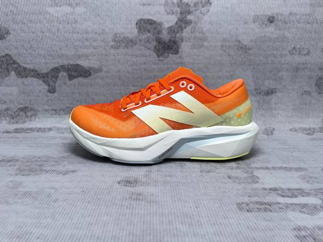 New Balance Rebel Fuelcell Rebel V4 舒适时尚织物减震耐磨低帮马拉松轻量化跑步鞋 Nb新百伦于 年夏天首次发布了 Rebel