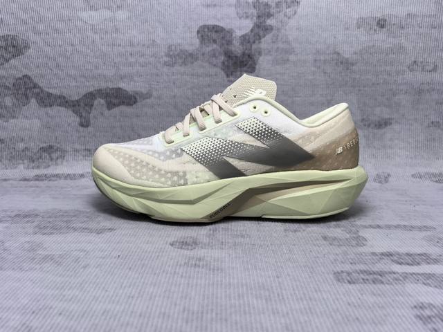 New Balance Rebel Fuelcell Rebel V4 舒适时尚织物减震耐磨低帮马拉松轻量化跑步鞋 Nb新百伦于 年夏天首次发布了 Rebel