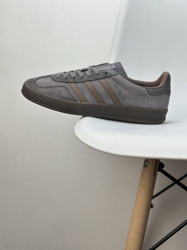 新品” Adidas Originals Gazelle Indoor 棕色 此款鞋延续了橡胶外底和经典款式的传统。优质绒面革鞋面和标志性的3条纹采用明亮的对比